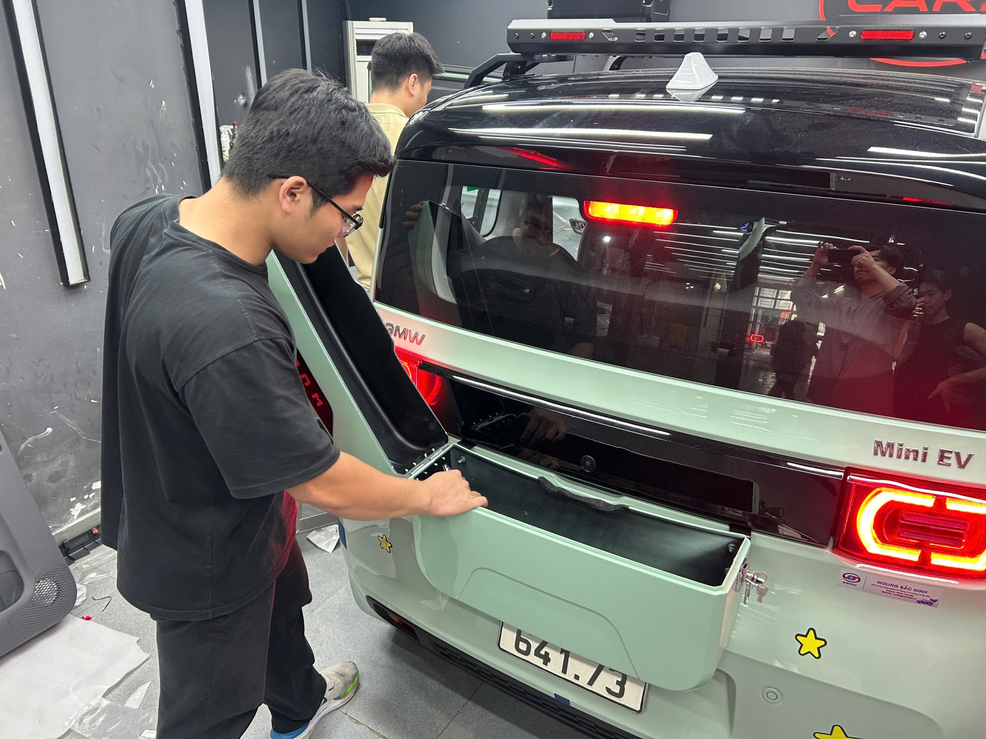 Xevaban.com ở 214 Giải Phóng là đơn vị chuyên cung cấp phụ kiện oto, đồ chơi oto, đồ chơi wuling, phụ kiện wuling, xevaban, 214 giải phóng, hộp cốp treo đuôi xe, trang trí cốp wuling, phụ kiện cốp wuling, hộp để đồ cốp wuling.